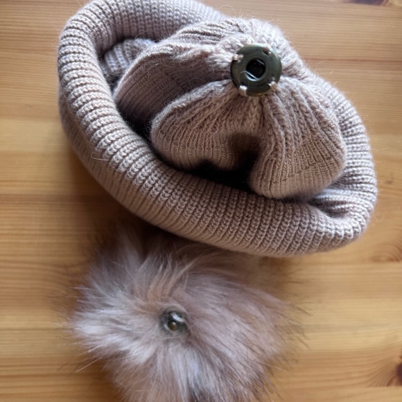 Look Cashmere women’s Pom Pom hat - Picture 3 of 4